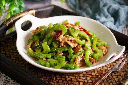 苦瓜炒肉好不好吃,苦瓜炒肉不焯水行吗