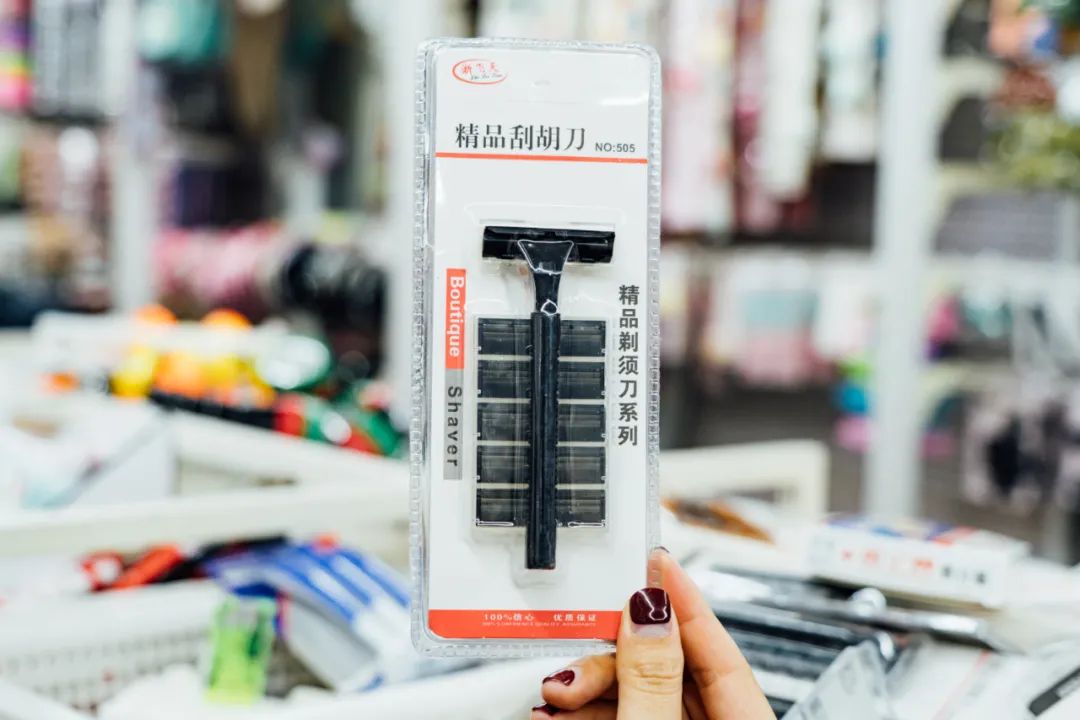 活着的两元店，2块钱能买啥？