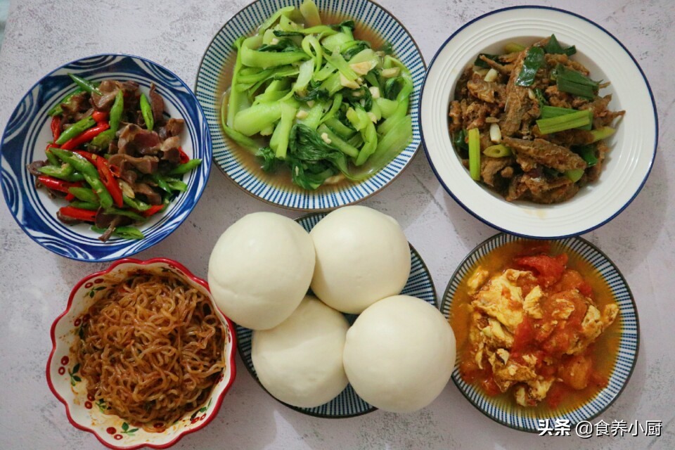 堂弟来吃饭，晚餐我做了五菜一汤，网友说：就吃这？你也太抠了吧