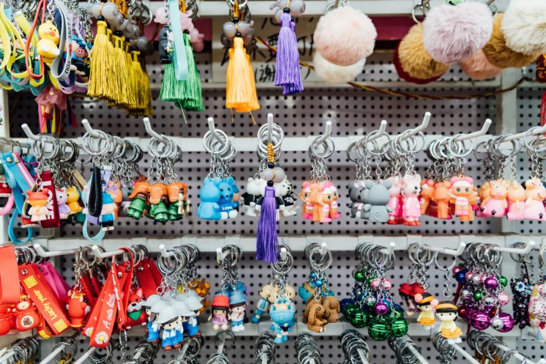 活着的两元店，2块钱能买啥？