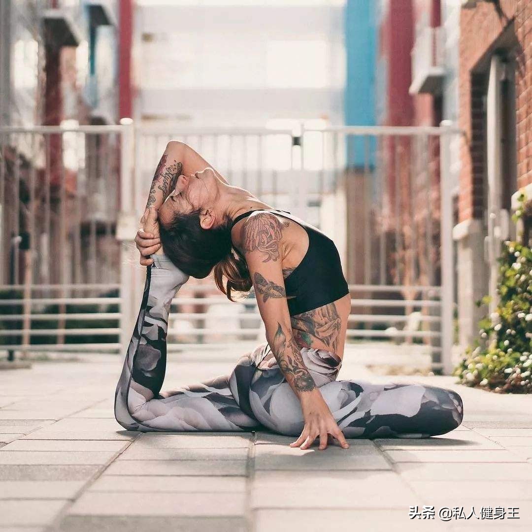 哑铃保加利亚深蹲练臀,深蹲拿哑铃练臀标准动作