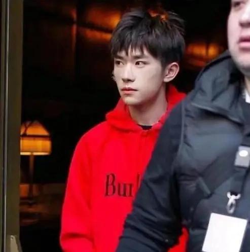 少年的你易烊千玺尾随保护周冬雨,易烊千玺周冬雨少年的你壁咚花絮