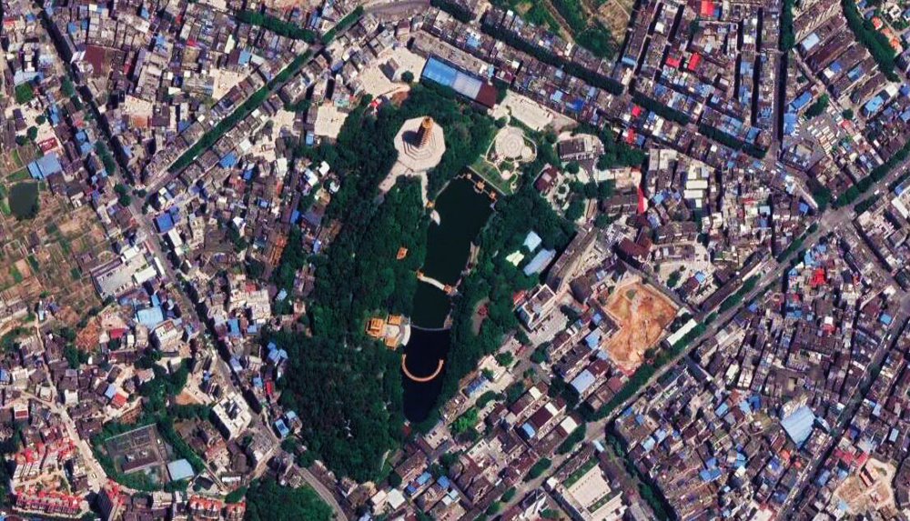 卫星航拍赣州南康区：境内有机场和高铁站，家居小镇很亮眼