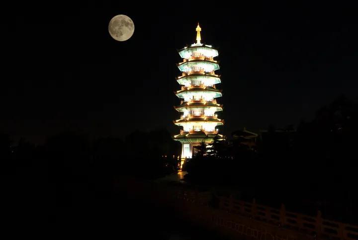 诗歌鉴赏举头望明月低头思故乡,举头望明月低头思故乡古诗赏析