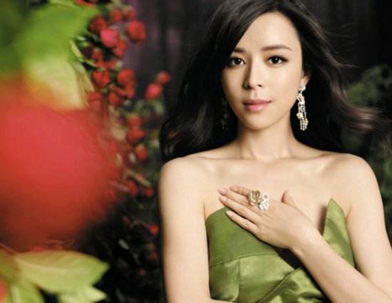 被称“女版陈冠希”，和多名大导演传绯闻，张静初败于太太团？