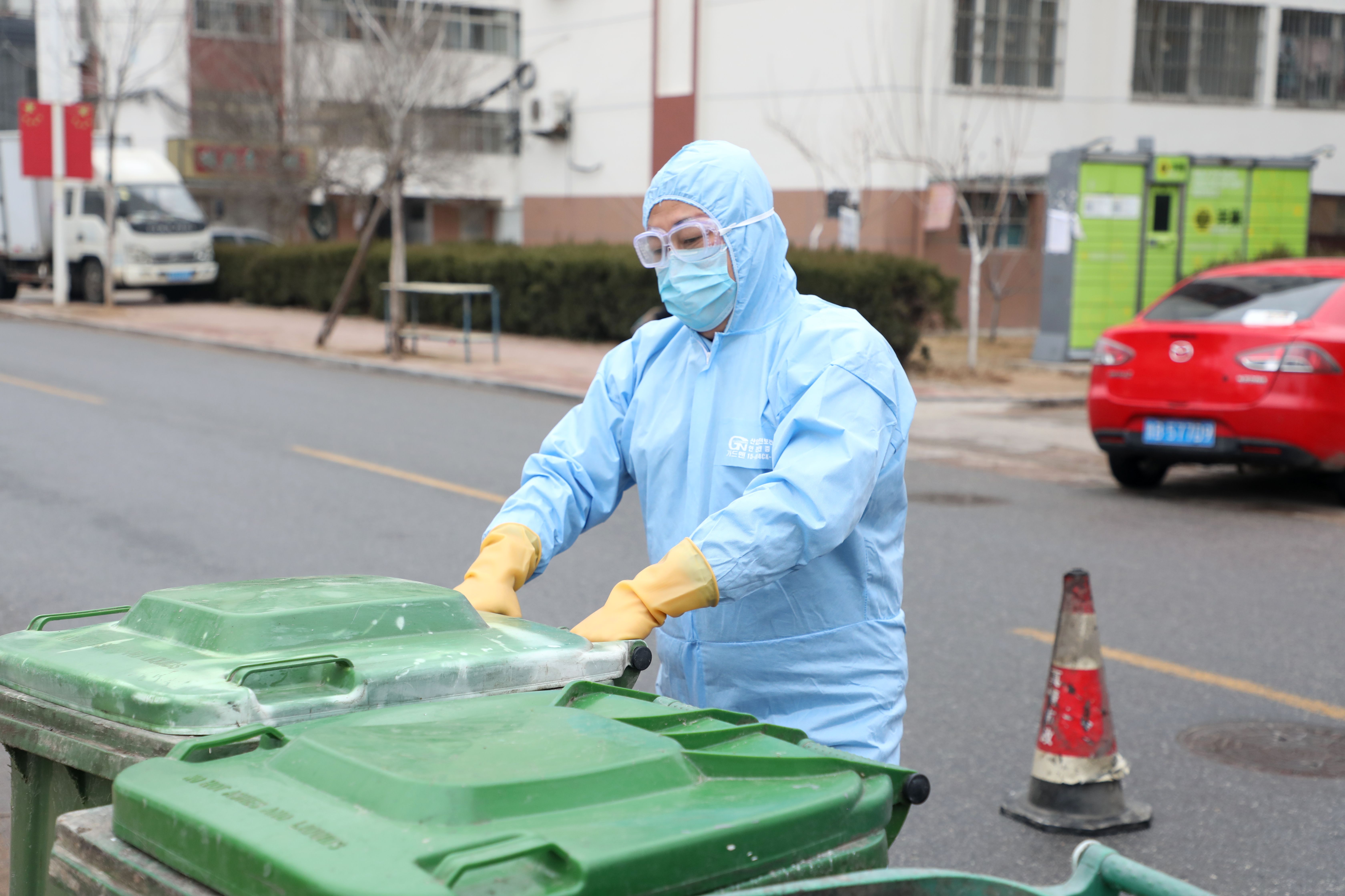 防疫期间夫妻坚守岗位,防疫夫妻档共守一线