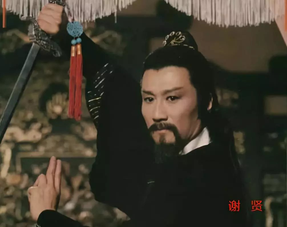 天龙八部乔峰把马夫人抱在怀里,天龙八部胡军版乔峰插刀