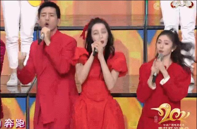 春晚造型不服不行！38岁佟丽娅，35岁杨幂，一身中国红都绝了