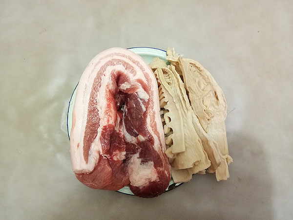 酒店炖鸡汤一般放什么配料,羊肉焯水去腥膻放啥料