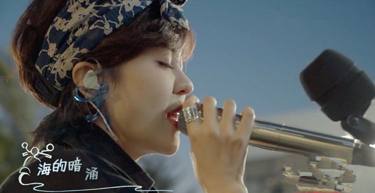 暖心郁可唯唱歌,郁可唯羽绒服蓝色