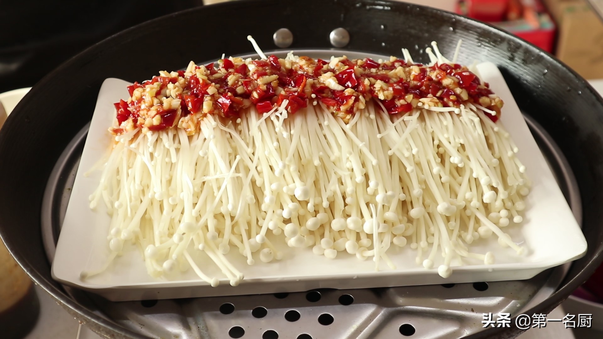 金针菇用菜椒怎么做的,家常剁椒金针菇的做法