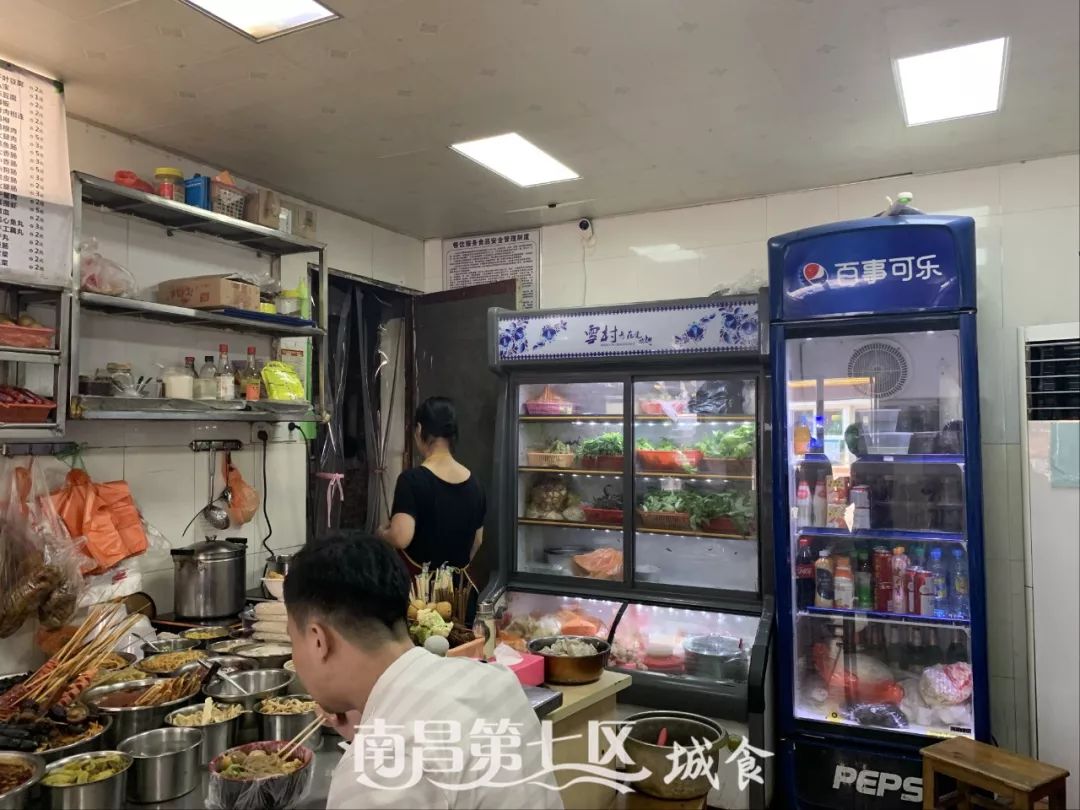 在民德路开了16年的水煮店，花甲肉腰子鸡脚都是心头好|城食19