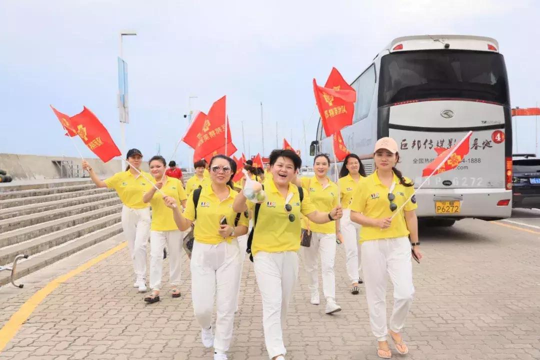 巨邦快乐集结号丨看见了,其中一艘游艇上,是我们的船长大舅哥