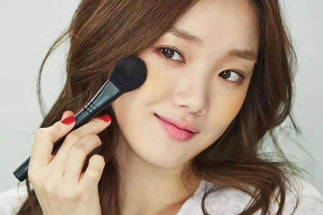 后期补妆怎么才能不卡粉,如何补妆不卡粉教程