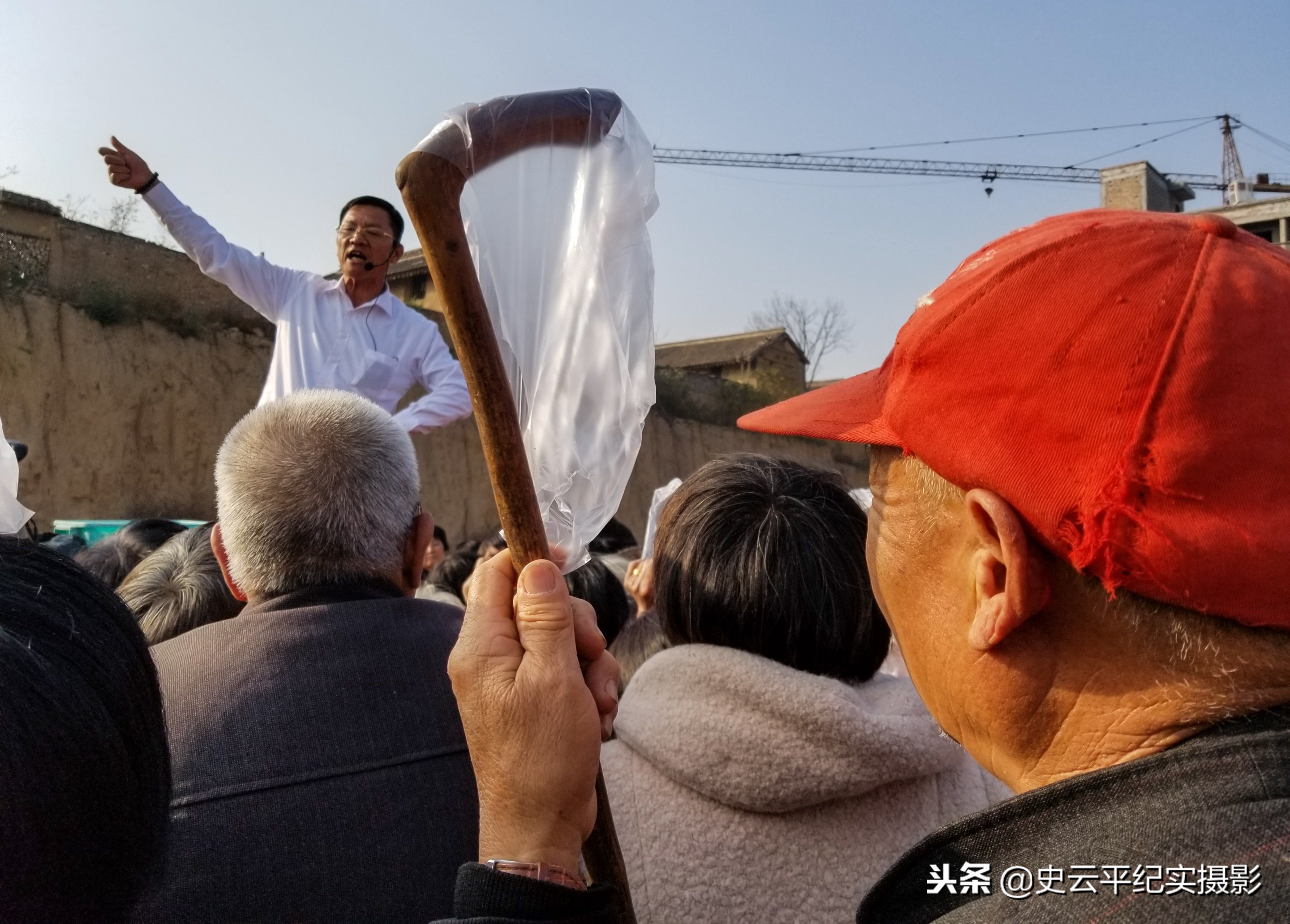 走过路过不容错过，农村庙会上买一送一，神奇的腰带能治啥病