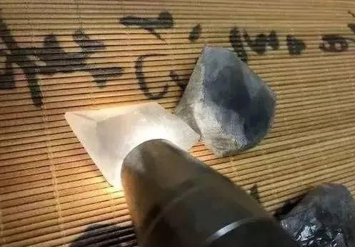 88万玻璃种原石,168万买原石一刀切出蛛网裂