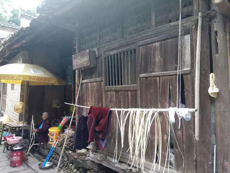 一个让人流连忘返的地方，山清水秀，只需要坐在河边发呆就行。