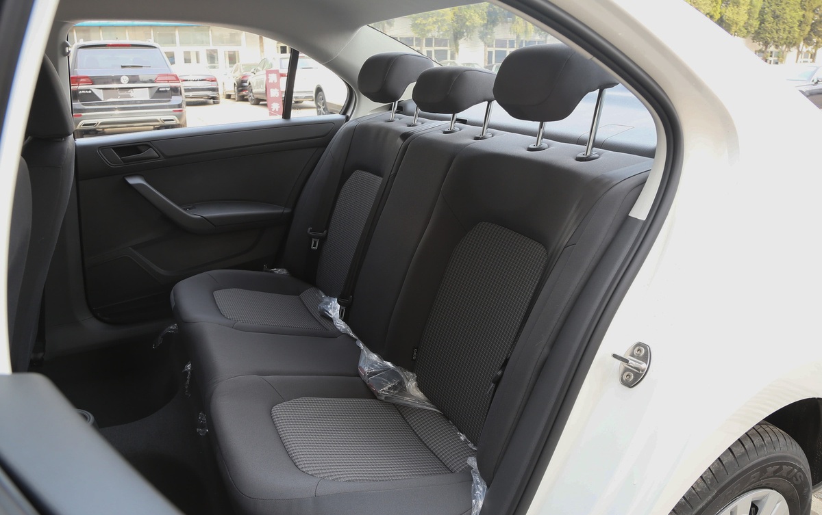 新款桑塔纳两三万公里得多少钱,皮实省油耐造的家轿桑塔纳