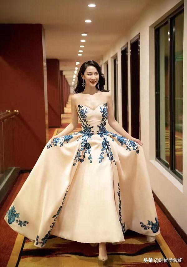 温峥嵘斜肩裙图片,温峥嵘穿衣服风格