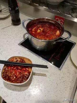 小火锅锅底有六种口味满足你,一桌小火锅