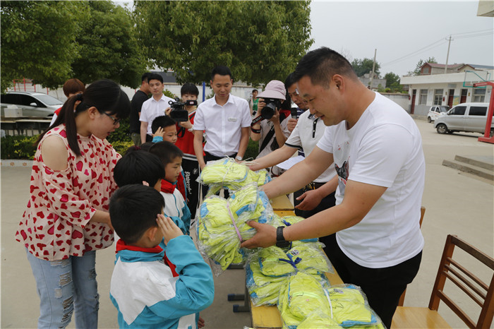 六一儿童节献爱心慰问活动,关爱困境儿童六一慰问暖童心