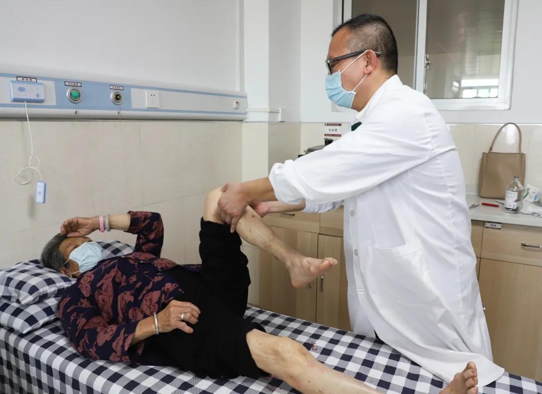 兴国县中医院喜迎温优良、易会兴博士进行业务指导