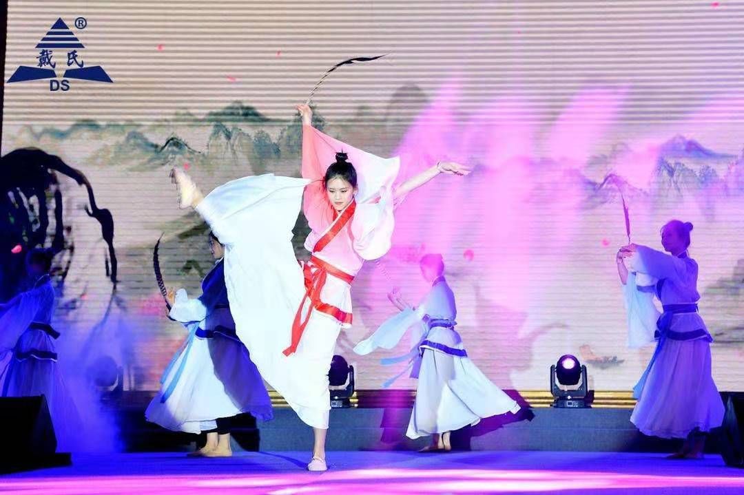 规范自律天道酬勤，奉献担当人心有秤，戴氏教育名航部拜年会