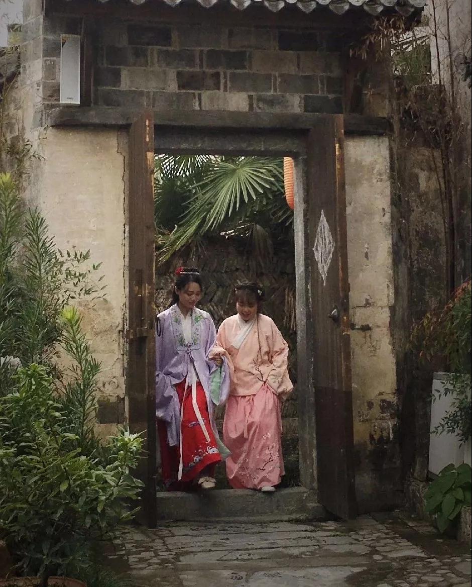 山崖上的徽派民宿,民宿古香古色的徽派民宿