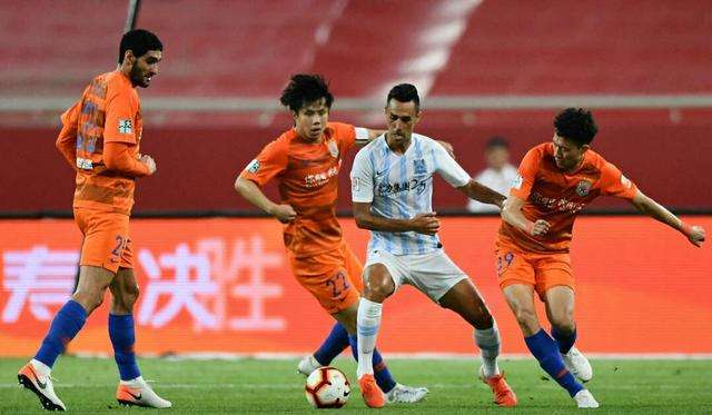 鲁能三后腰战术,鲁能的后腰配置