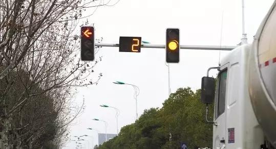 新手司机过红绿灯,新手司机红绿灯路口怎么走教程