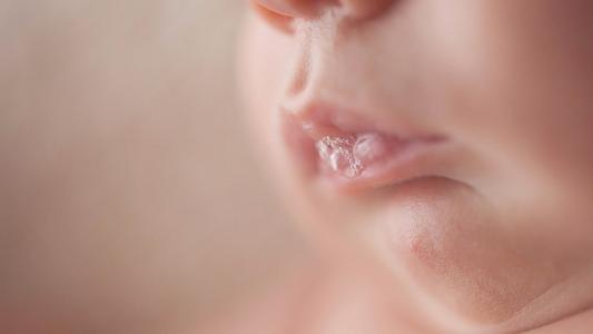 婴儿溢奶吐奶的预防方法,婴儿溢奶吐奶如何解决