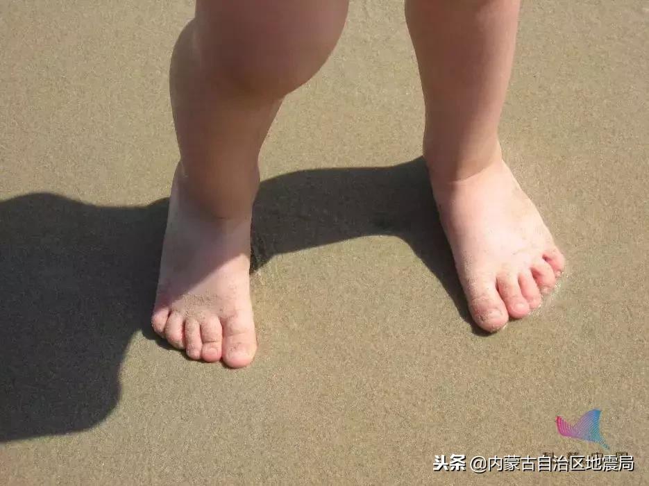 大脚趾肚偶尔钻心疼痛是什么原因,大拇脚趾边上肉钻心的疼是咋回事