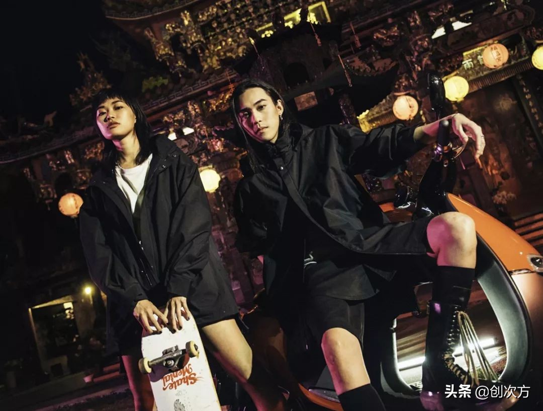 下雨可以穿漂亮的雨衣,下雨雨衣怎么穿不遮路