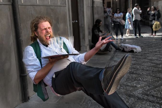 在服务员的工作中该怎么做,服务员真的有那么好吗