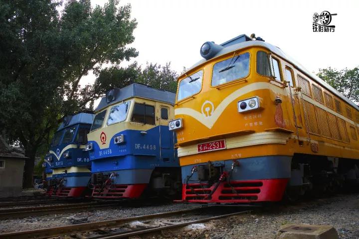 行人车辆请注意火车就要来了,行人车辆请注意火车来了不要抢道