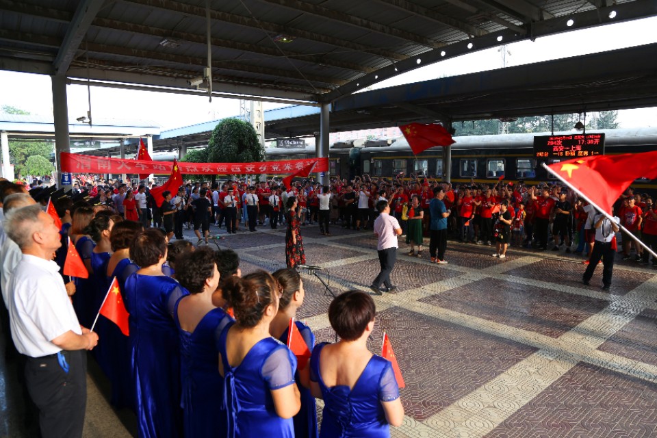 中甲第23轮:《中国万岁,我是护旗手》红动渭南火车站