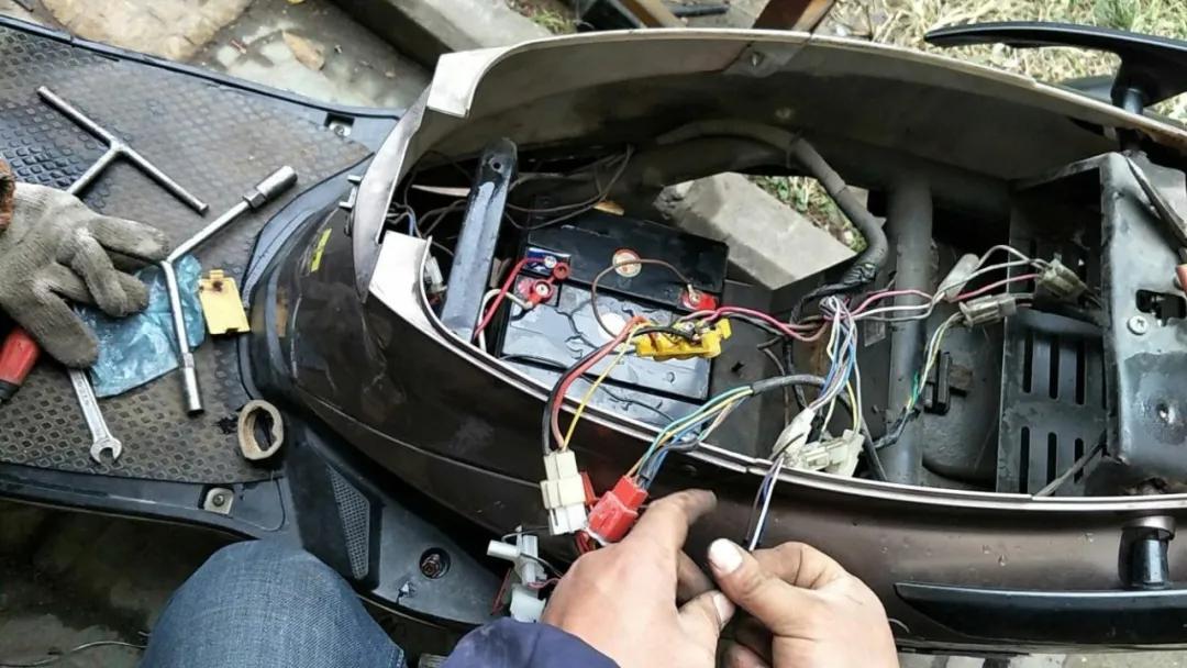 天冷电动车电池,天冷电动车充不进电灯一直绿色的