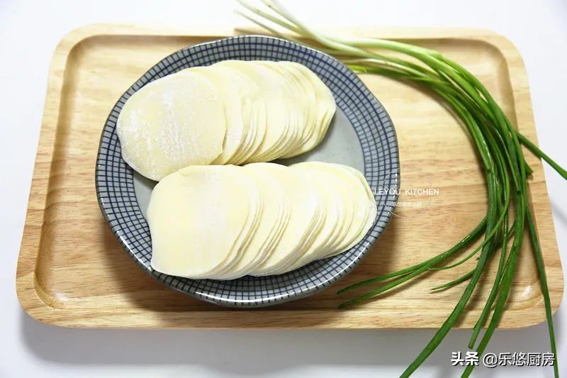 饺子皮剩了怎么做饼好吃,饺子皮葱花饼怎么做又软又好吃