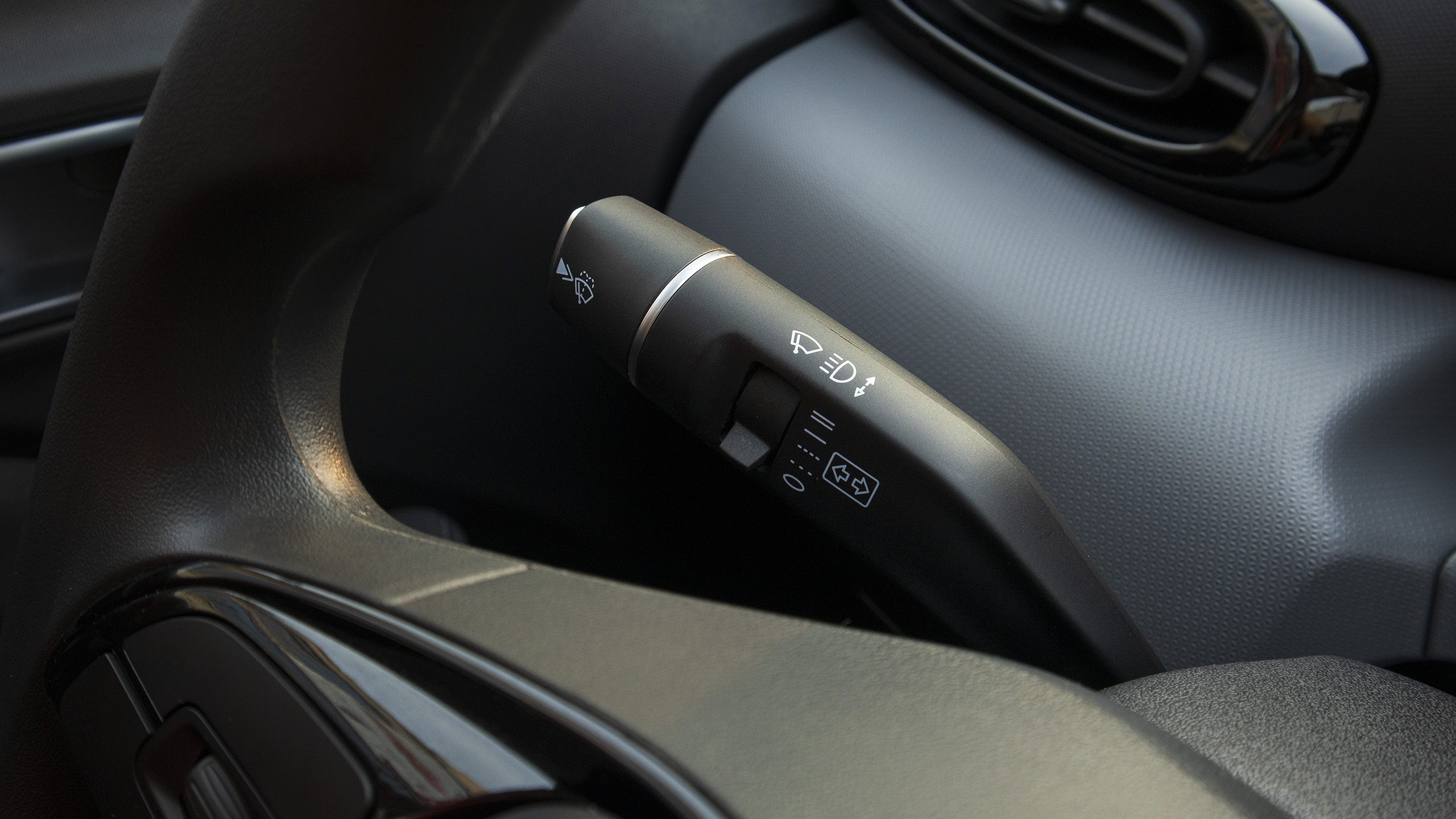 403公里续航,零跑t03310轻享版深度体验