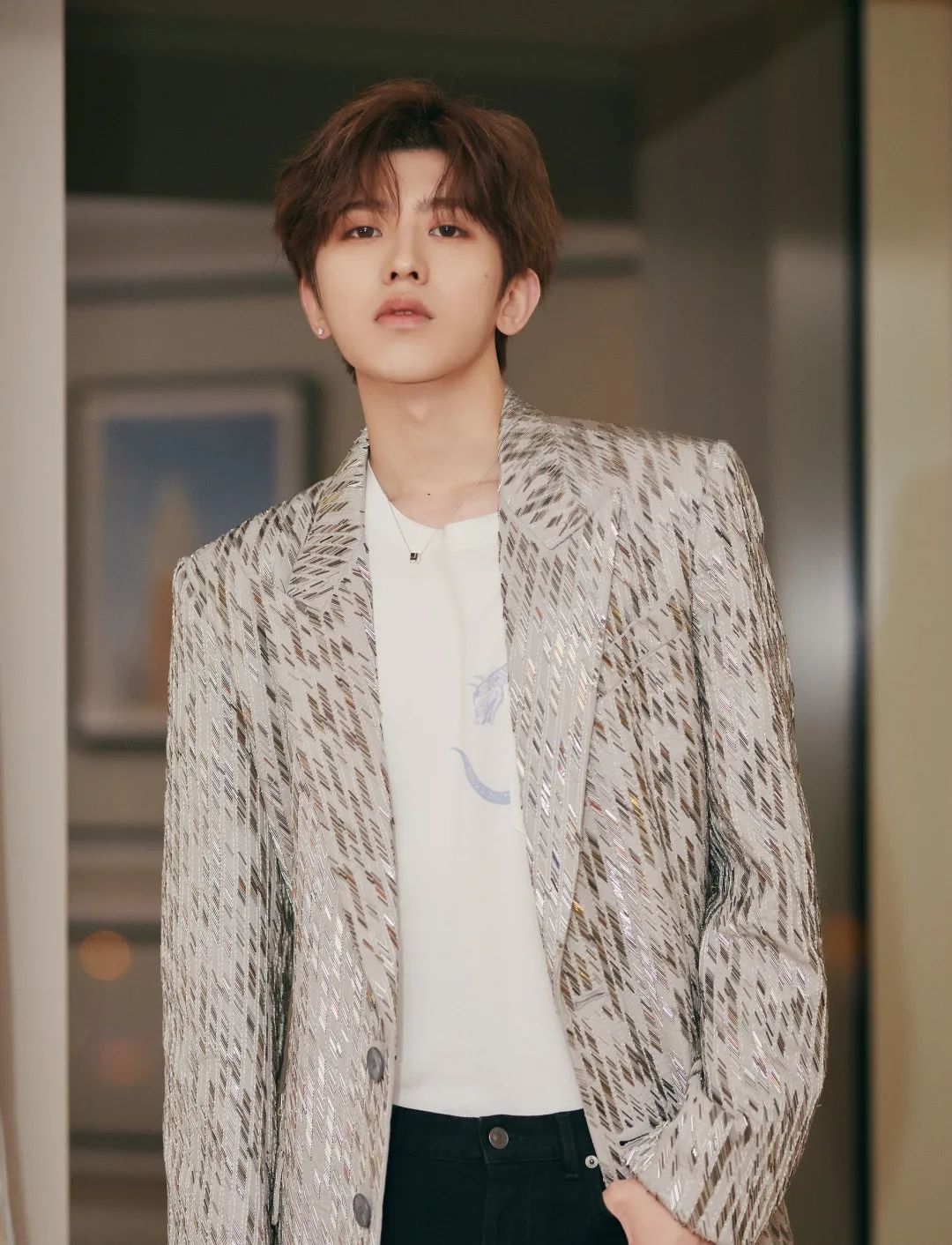 衣品超级好的男明星,王嘉尔穿的蔡徐坤同款衣服