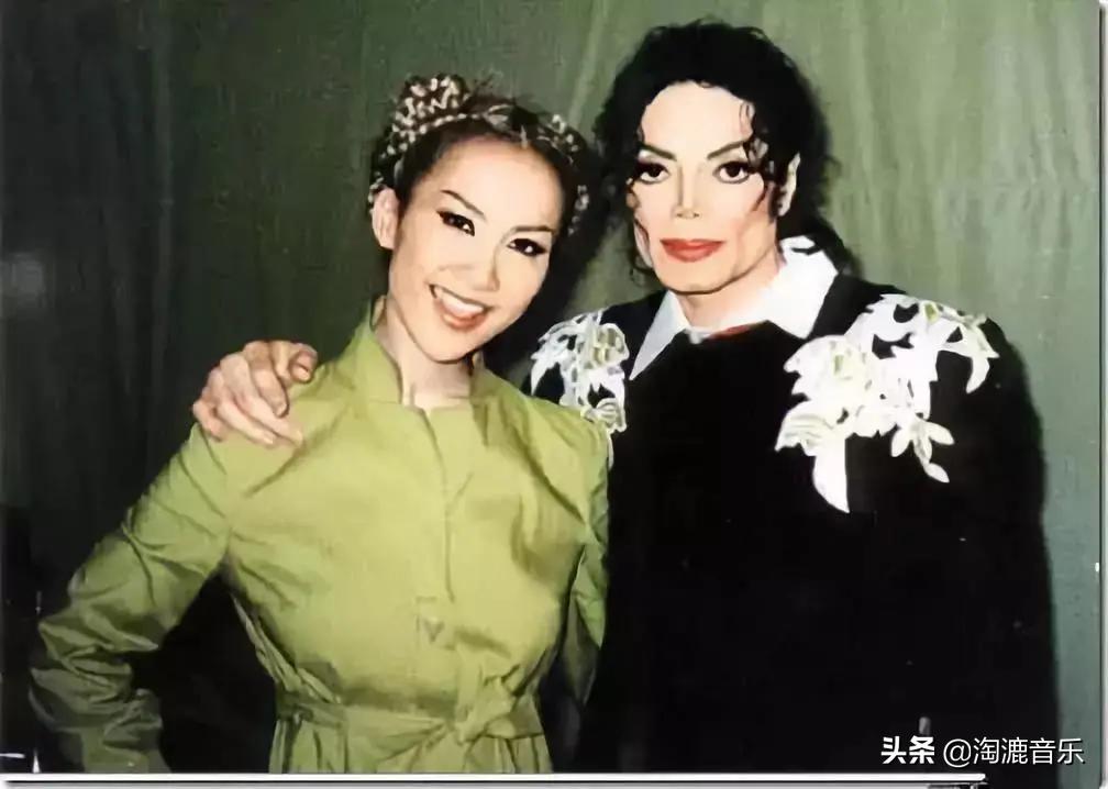 她曾凭性感出道，因感冒失声，花1.5亿办婚礼，是“最好后妈”