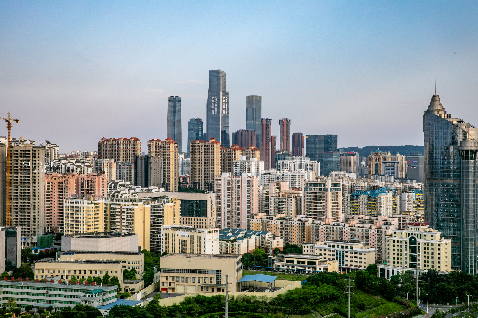 广西南宁夜景邕江大桥,南宁邕江夜游金惠号