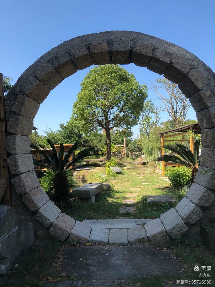 走进风雅石园，位于王店镇聚宝湾景区里