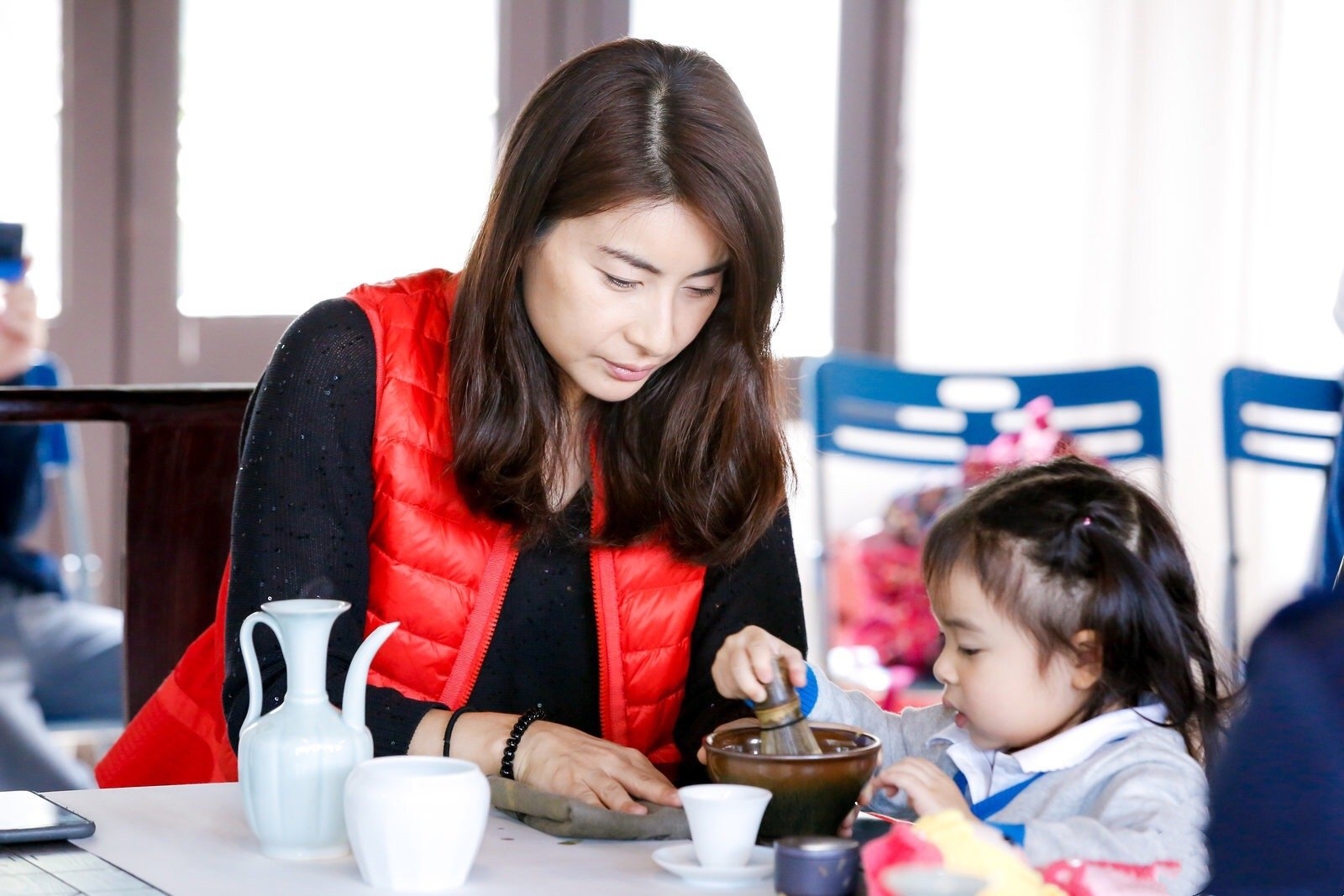 郭晶晶穿黑色裙近照大曝光,郭晶晶近况曝光朴素衣着不似阔太