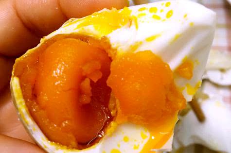 起沙流油的咸鸭蛋美味好吃,怎样腌出流油好吃的咸鸭蛋