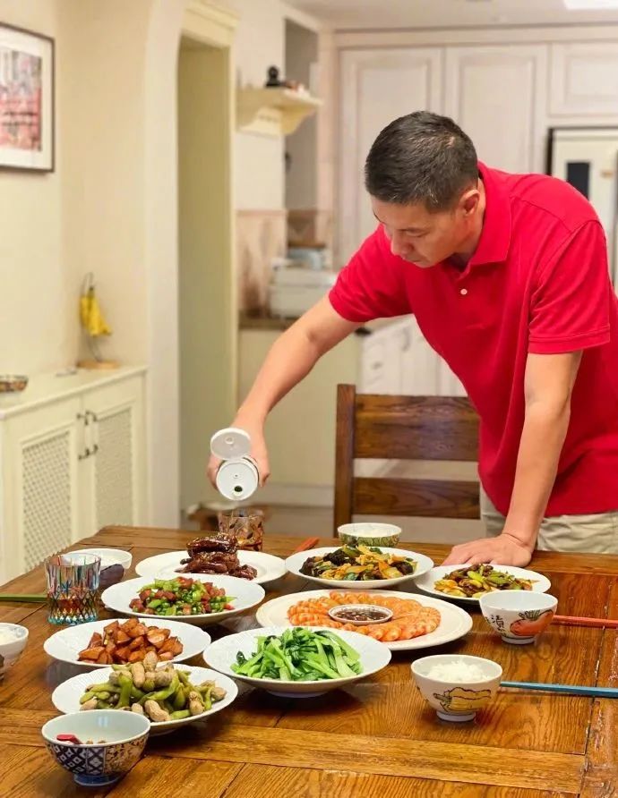 文怡姐家的“同款菜单”来喽！一睹男生宿舍的吃播现场