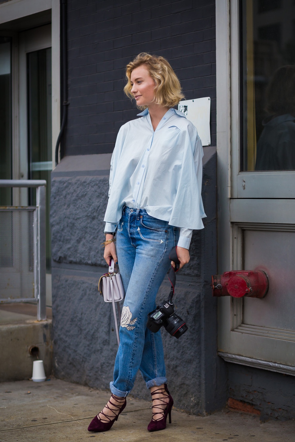 女人50岁后别穿这三种鞋了,50岁女人不要总是穿裙子