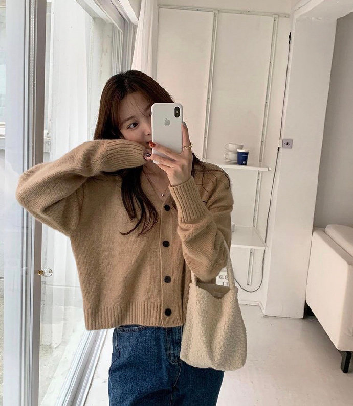 韩国小姐姐穿搭街拍,黑色针织衫长款外套韩系搭配