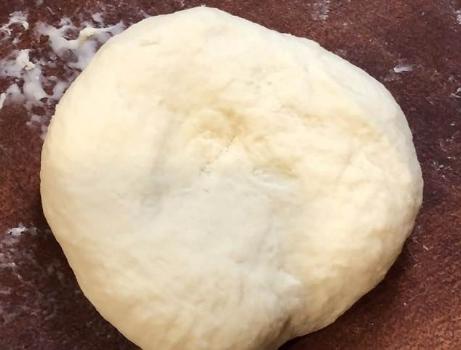 炸蓬松酥脆油条到底加不加酵母,炸油条用酵母粉后放碱还是小苏打