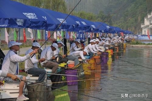 夏天野钓大鲫鱼怎么打窝避小鱼,野钓打什么窝料避小鱼